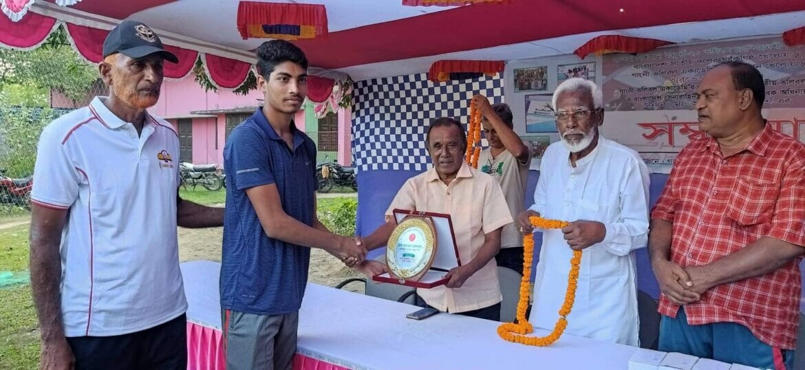 সাফ জয়ী ভলিবল খেলোয়াড়কে গাংনীতে সংবর্ধনা