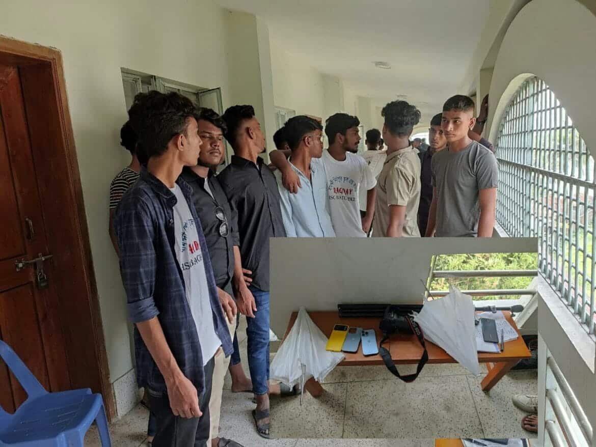 বখাটেদের হামলায় ১২ শিক্ষার্থী আহত