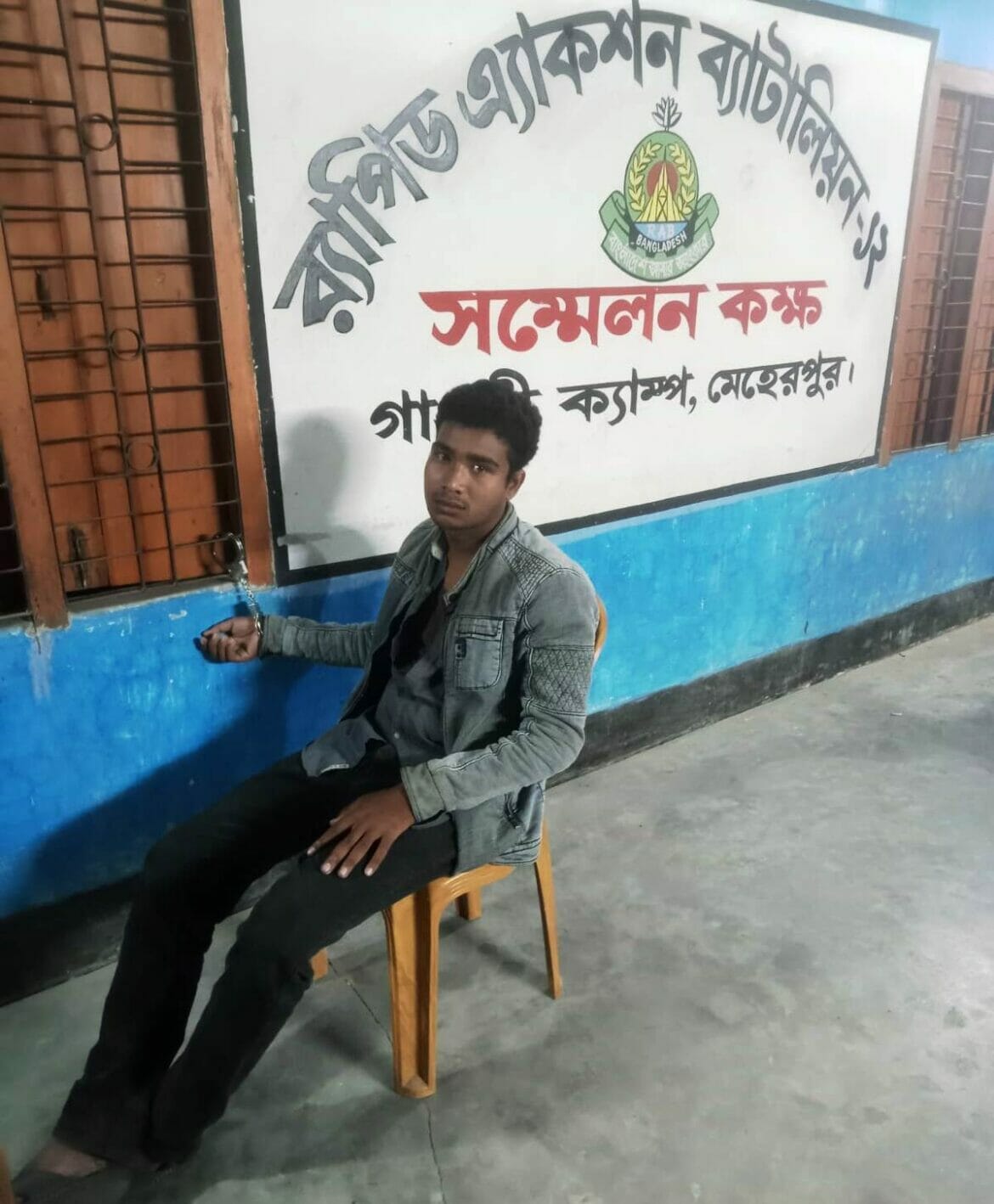 গাংনীতে র‌্যাবের অভিযানে বিদেশী পিস্তল ও গুলিসহ এক যুবক আটক