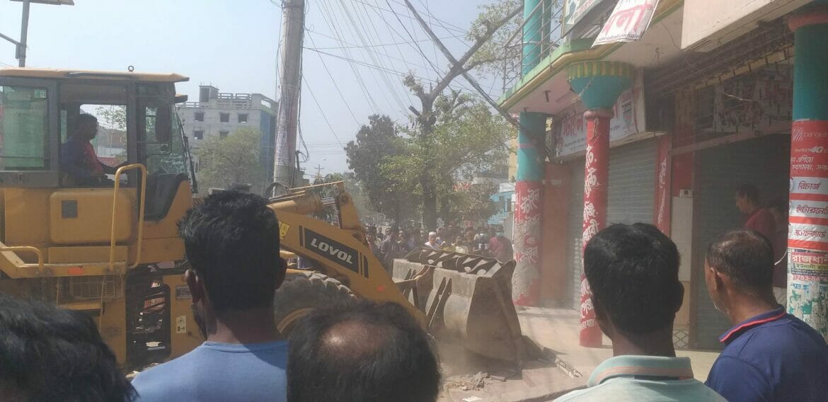 গাংনীতে সওজের উচ্ছেদ অভিযান বিতর্কিত