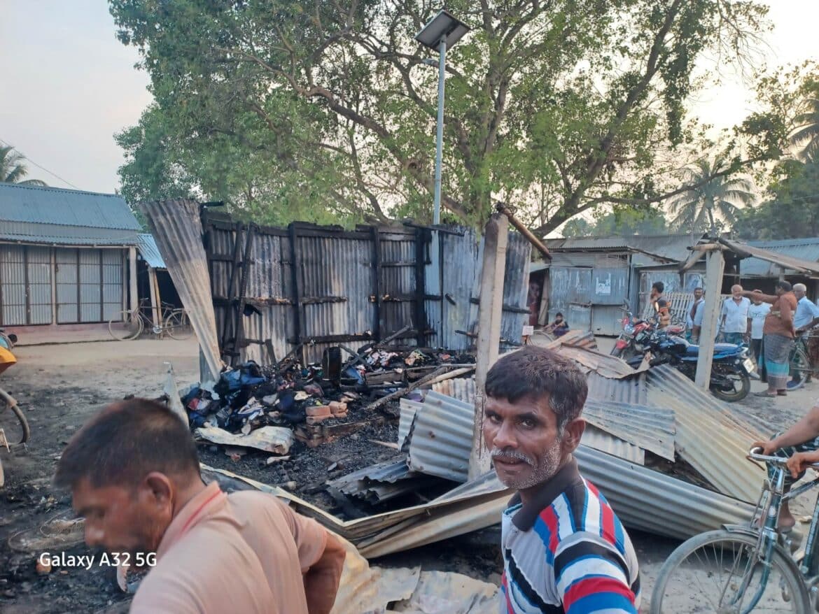 মুজিবনগরের ভবরপাড়া বাজারে আগুনে পুড়েছে চারটি দোকান ॥ অর্ধ কোটি টাকার ক্ষয়ক্ষতি