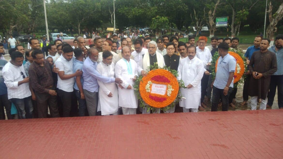 ডেপুটি স্পিকার শামসুল হক টুকুর মজিবনগর স্মৃতিসৌধের পুষ্পমাল্য অর্পণ