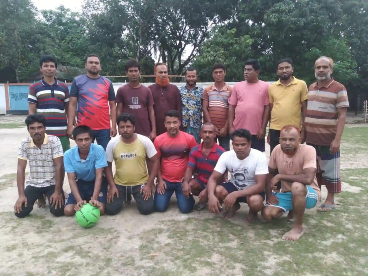 গাংনীর জুগিন্দা গ্রামে সিনিয়র ও জুনিয়র দলের উৎসবমুখর ফুটবল ম্যাচ 