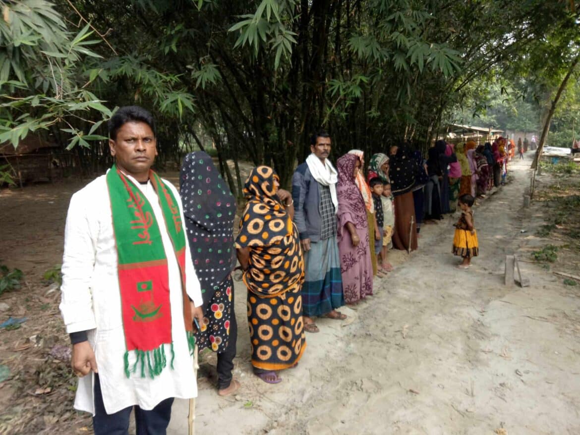 জনদুর্ভোগ লাঘবে মুজিবনগরে স্বেচ্ছাশ্রমে রাস্তা নির্মাণ