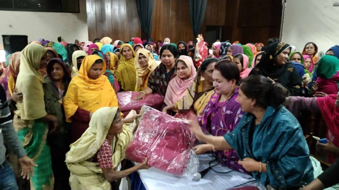 মুজিবনগরে প্রধানমন্ত্রীর পক্ষ থেকে কম্বল বিতরণ