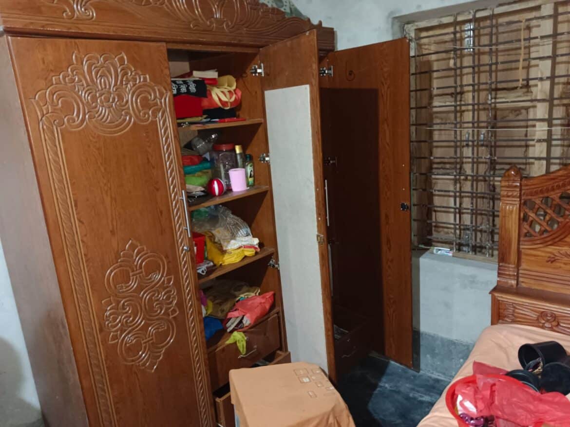 গাংনীতে দিনে দুপুরে দুঘর্ষ চুরি ।। তালা ভেঙ্গে নিয়ে গেল গয়না ও নগদ টাকা