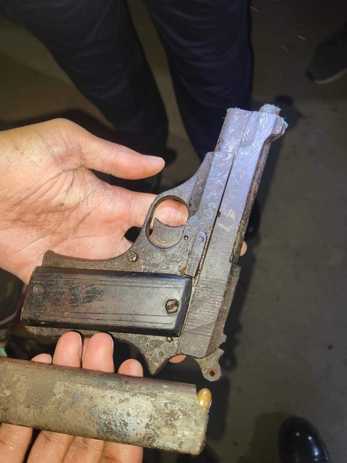 গাংনীর চরগোয়াল গ্রামের আতিয়ারের বাড়ি থেকে পিস্তল উদ্ধার