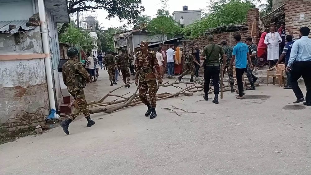 মেহেরপুর জেলা বিএনপির সদস্য সচিবের গাড়ী বহরে হামলা, গাড়ী ভাংচুর, আহত ৬