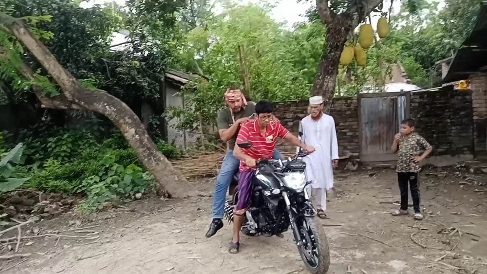 মেহেরপুর জেলা বিএনপির সদস্য সচিবের গাড়ী বহরে হামলা, গাড়ী ভাংচুর, আহত ৬