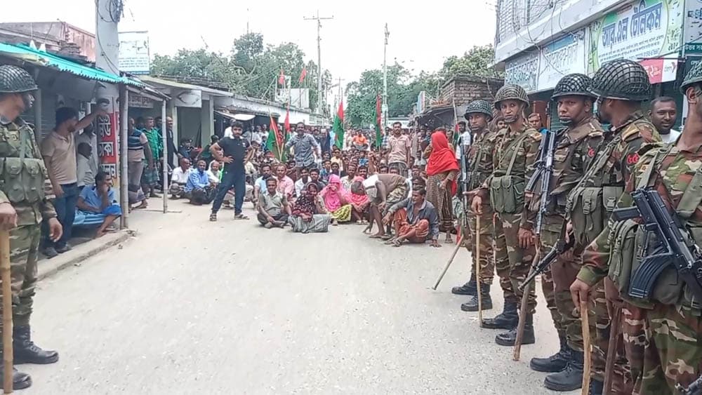 মেহেরপুর জেলা বিএনপির সদস্য সচিবের গাড়ী বহরে হামলা, গাড়ী ভাংচুর, আহত ৬